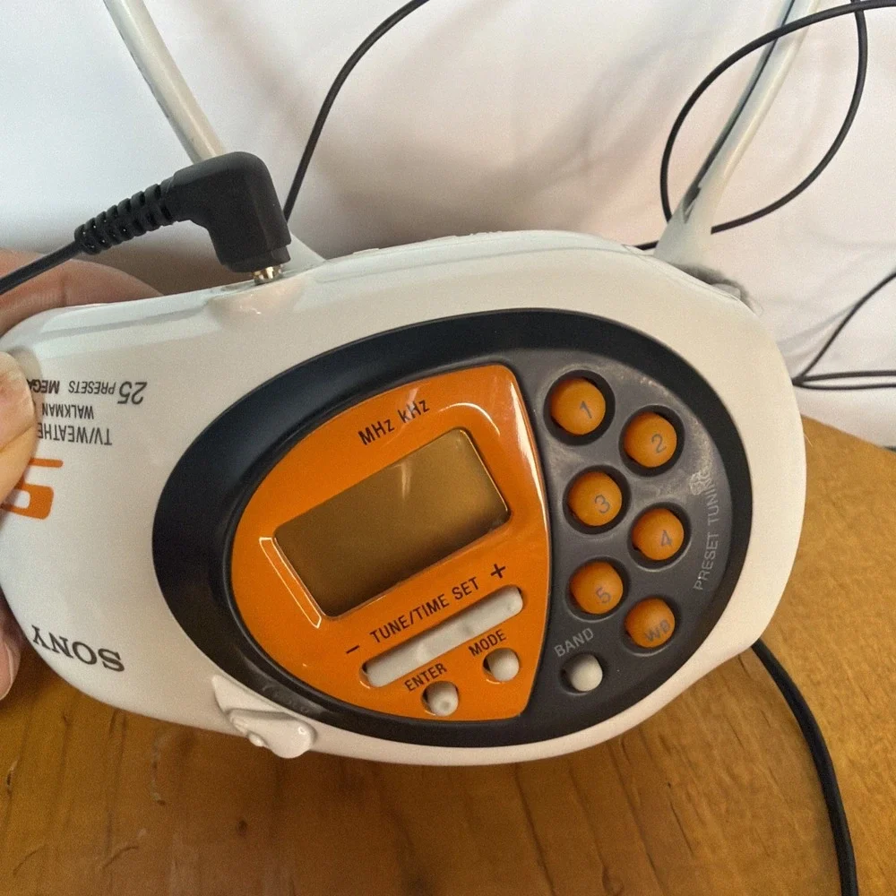Sony S2 Walkman SRF-M80V‎ AM/FM/Weather/Armband W/ Headphones working